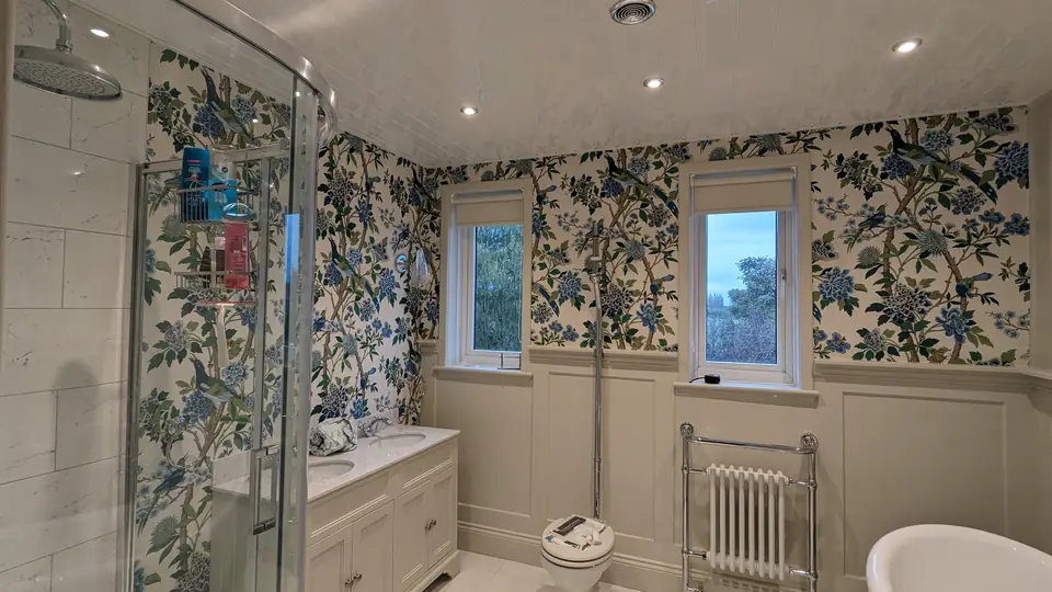Floral wallpaper in the same bathroom