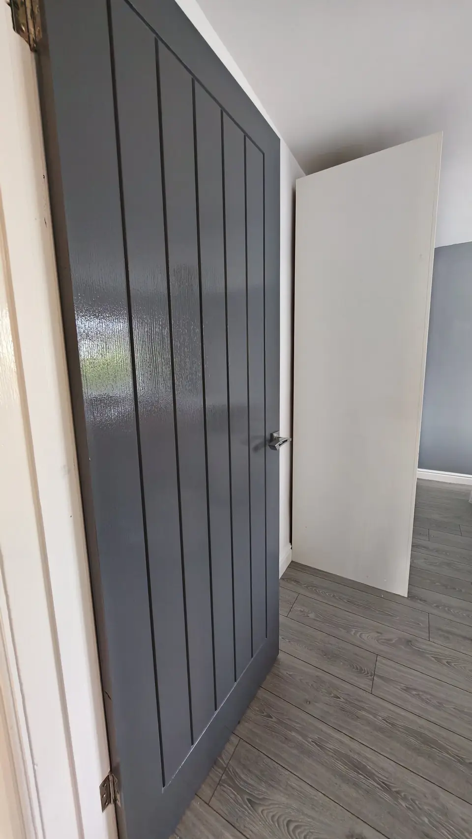 Dark grey gloss door: an even finish down the boarded panels
