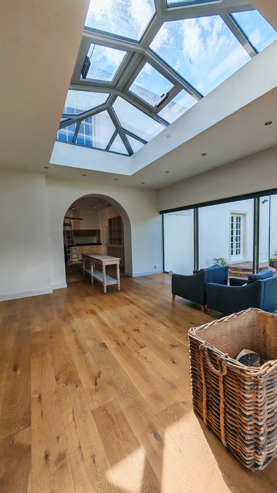 Garden room with the arch through to the kitchen