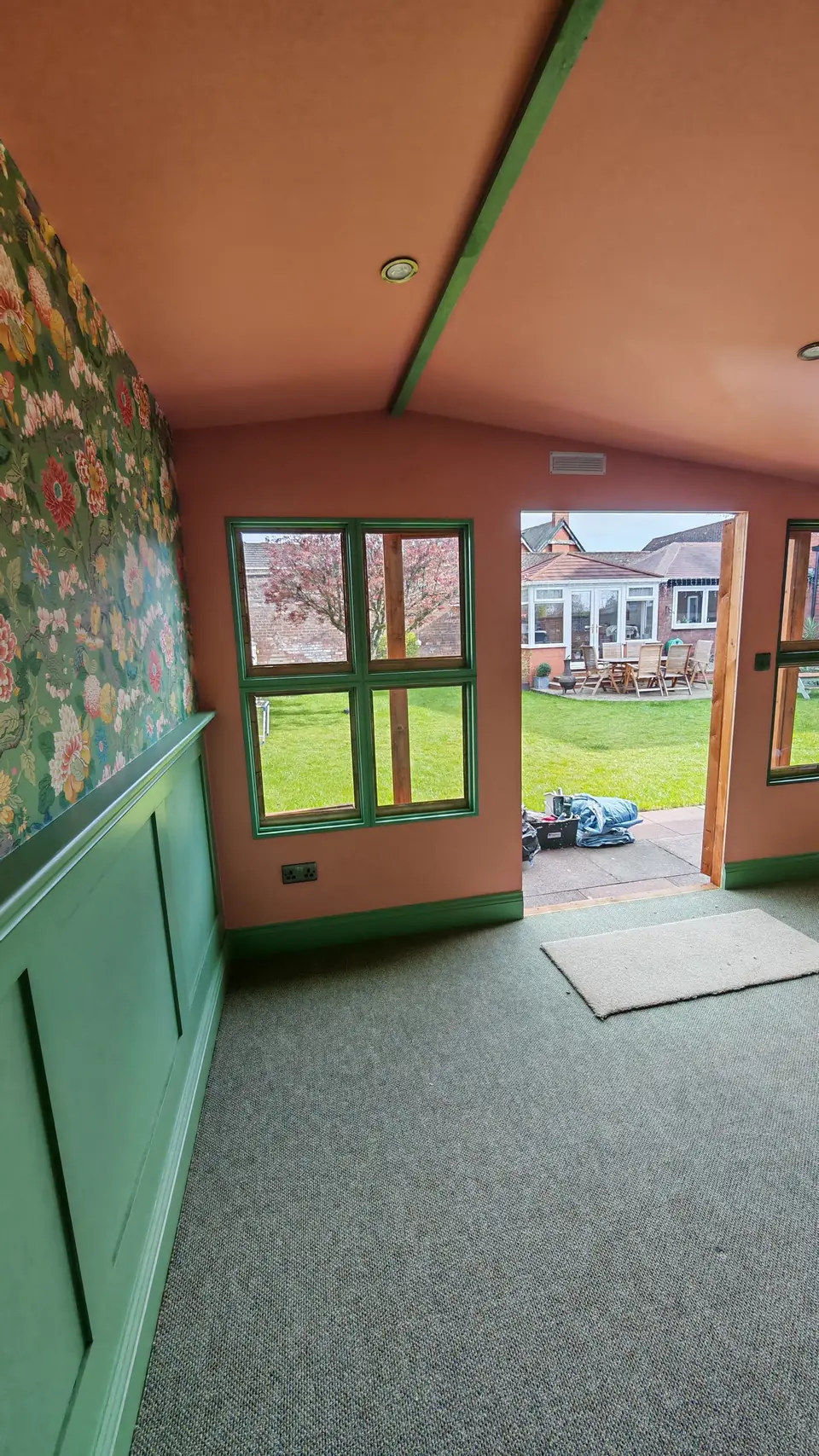 Garden room towards the doors