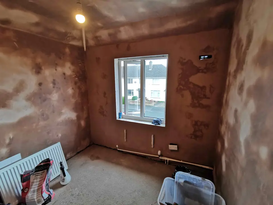 Freshly skimmed bedroom walls and ceiling drying out before decorating